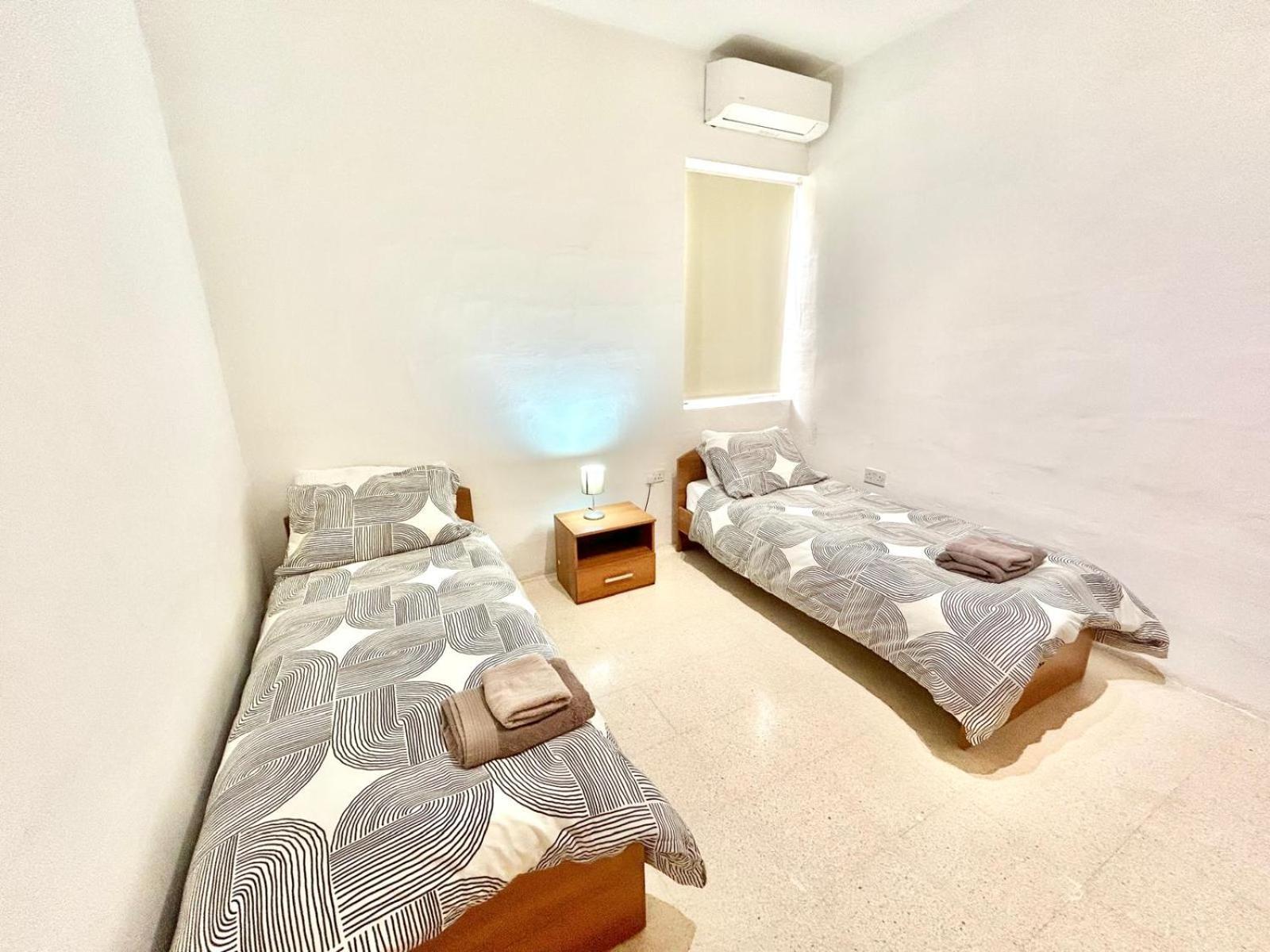 St Julians - Balluta Bay Large 3 Bedroom Apartment 斯利马 外观 照片